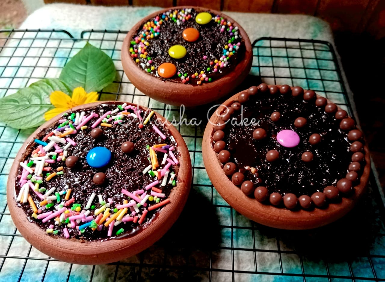 Chocolate pot cakes with sprinkles