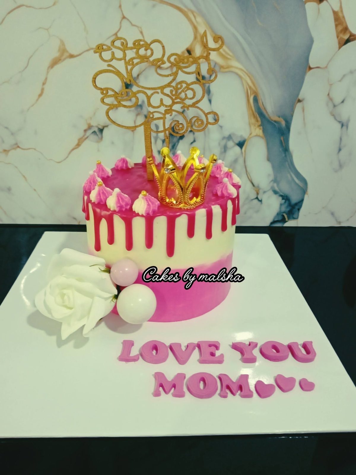 "Love You Mom" cake with a gold crown